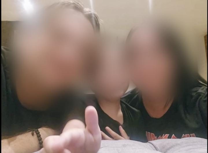 Papá, mamá e hijo juntos en una selfie; los rostros están difuminados